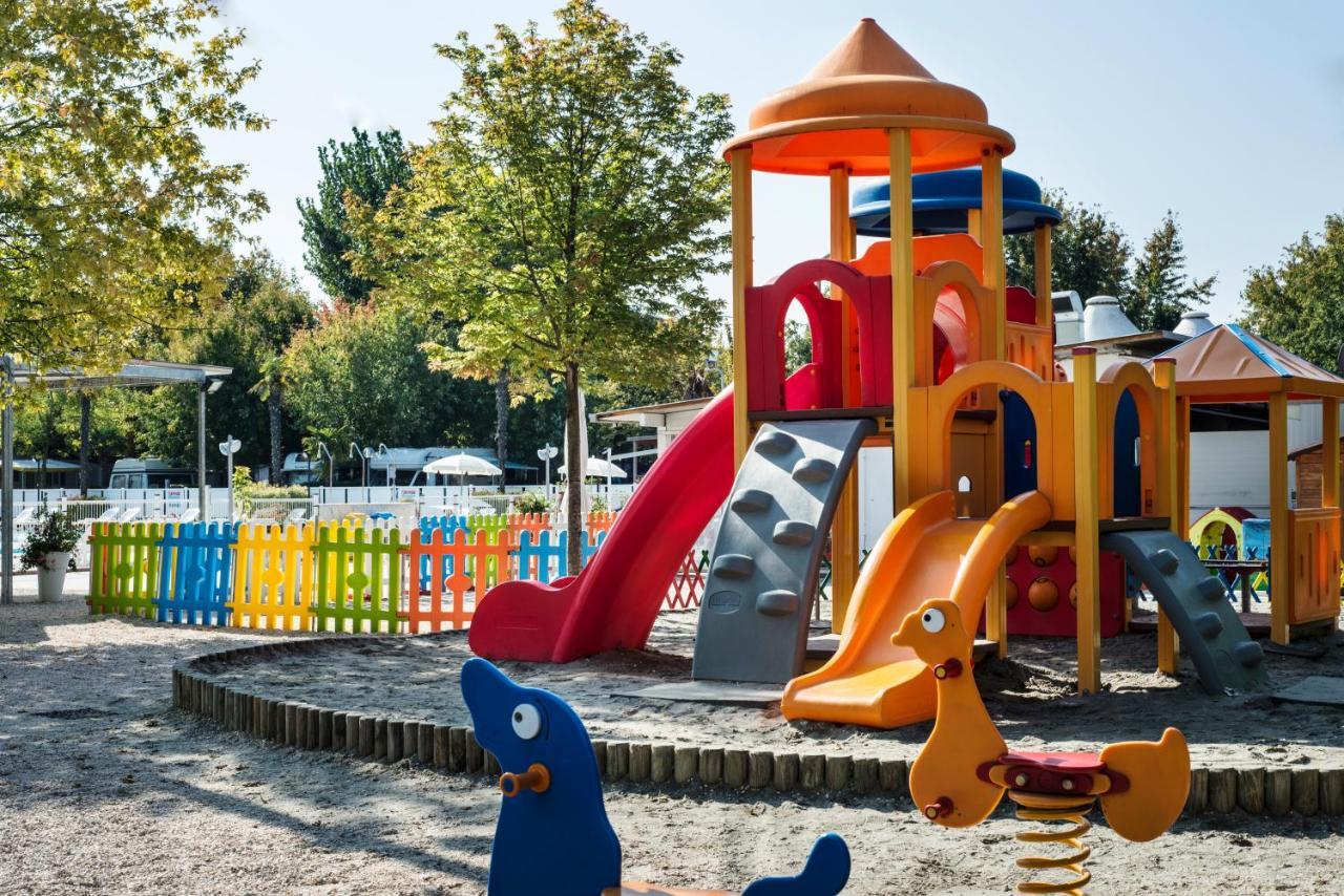 Happy Camp Mobile Homes In Butterfly Camping Village Peschiera del Garda Bagian luar foto